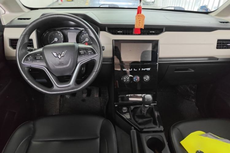 Used Wuling Hongguang PLUS 2020 1.5L Manual Comfort 7-Seater Center Console