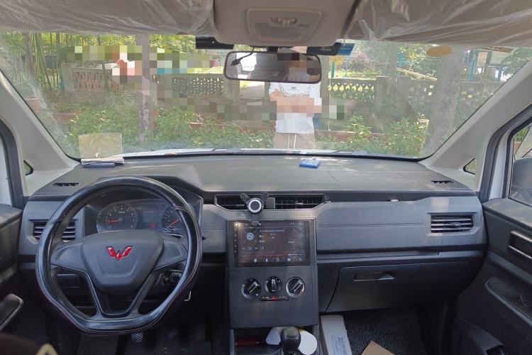 Used Wuling Hongguang PLUS 2020 1.5L Manual Standard Edition 5 Seats Center Console
