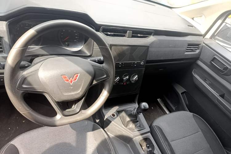 Used Wuling Hongguang PLUS 2020 1.5L Manual Standard Edition 7-Seater Center Console