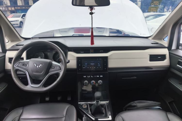 Used Wuling Hongguang PLUS 2020 1.5L Manual Comfort 7-Seater Center Console