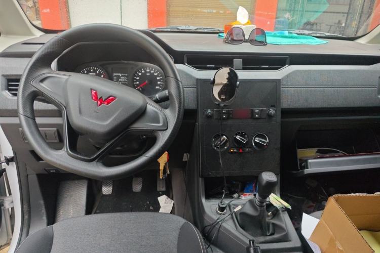 Used Wuling Hongguang PLUS 2020 1.5L Manual Standard Edition 5 Seats Center Console
