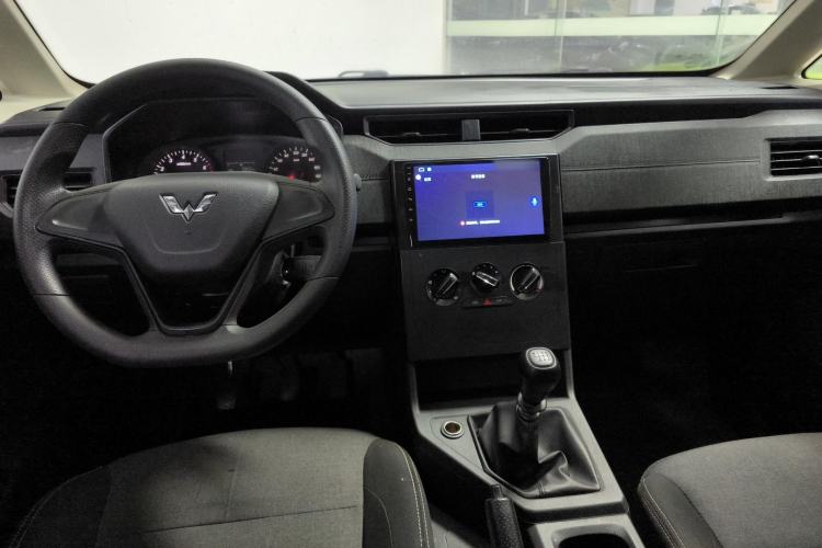 Used Wuling Hongguang PLUS 2020 1.5L Manual Standard Edition 7-Seater Center Console