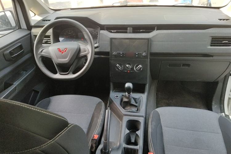 Used Wuling Hongguang PLUS 2020 1.5L Manual Standard Edition 7-Seater Center Console