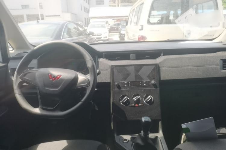 Used Wuling Hongguang PLUS 2020 1.5L Manual Standard Edition 5 Seats Center Console