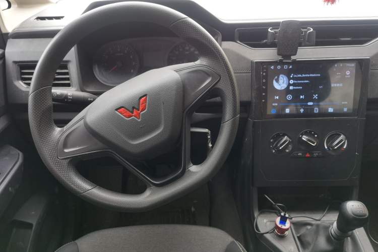 Used Wuling Hongguang PLUS 2020 1.5L Manual Standard Edition 5 Seats Center Console