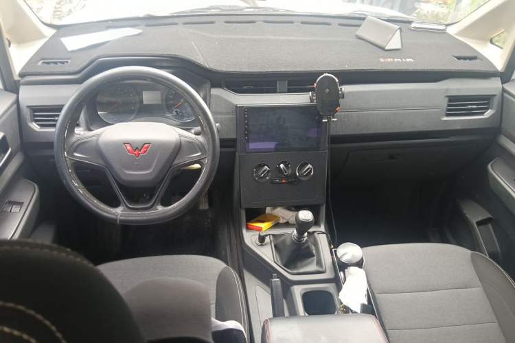 Used Wuling Hongguang PLUS 2020 1.5L Manual Standard Edition 5 Seats Center Console