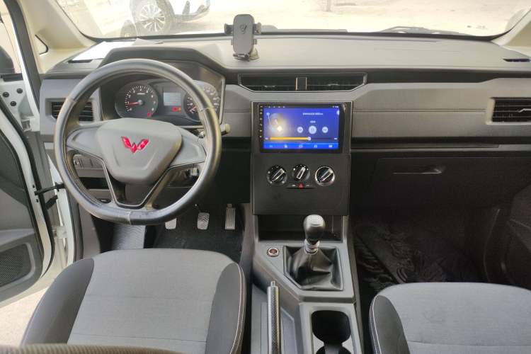 Used Wuling Hongguang PLUS 2020 1.5L Manual Standard Edition 5 Seats Center Console
