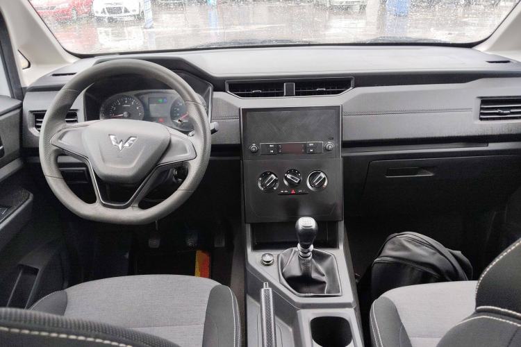 Used Wuling Hongguang PLUS 2020 1.5L Manual Standard Edition 7-Seater Center Console
