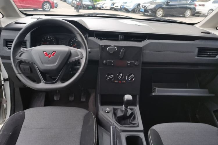 Used Wuling Hongguang PLUS 2020 1.5L Manual Standard Edition 5 Seats Center Console