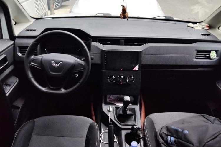 Used Wuling Hongguang PLUS 2020 1.5L Manual Standard Edition 5 Seats Center Console