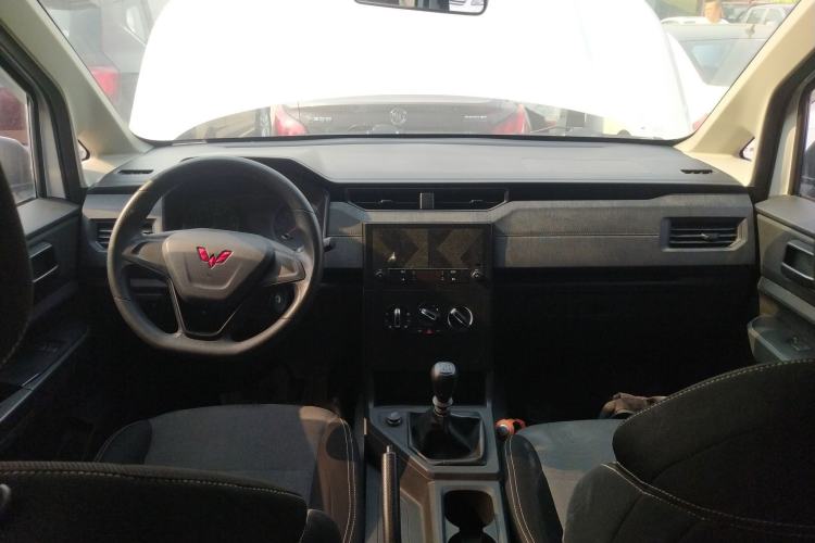 Used Wuling Hongguang PLUS 2020 1.5L Manual Standard Edition 7-Seater Center Console