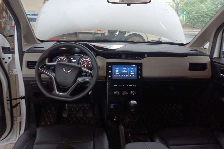 Used Wuling Hongguang PLUS 2020 1.5L Manual Comfort 7-Seater Center Console