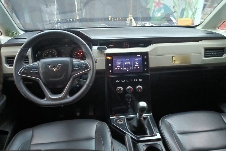 Used Wuling Hongguang PLUS 2020 1.5L Manual Comfort 7-Seater Center Console