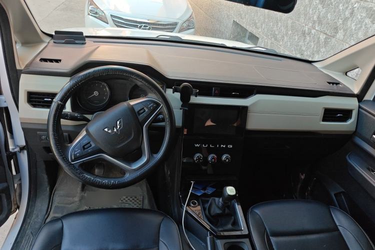Used Wuling Hongguang PLUS 2020 1.5L Manual Comfort 7-Seater Center Console