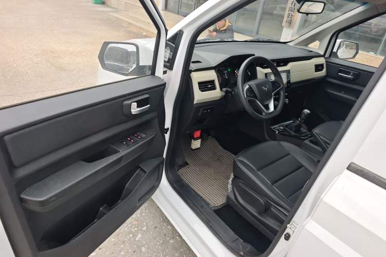 Used Wuling Hongguang PLUS 2020 1.5L Manual Comfort 7-Seater Driver Seat