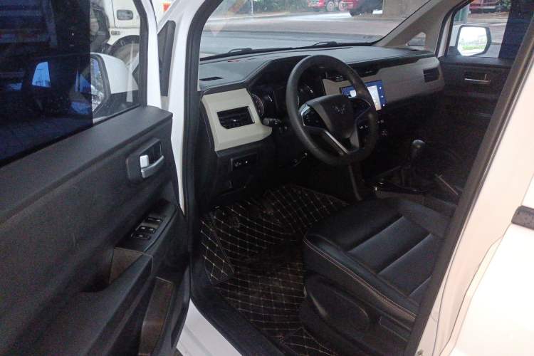 Used Wuling Hongguang PLUS 2020 1.5L Manual Comfort 7-Seater Driver Seat