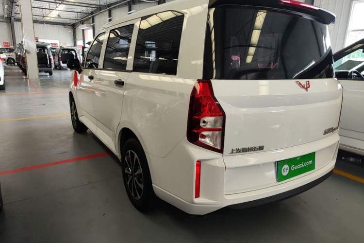Used Wuling Hongguang PLUS 2020 1.5L Manual Standard Edition 5 Seats Exterior 2