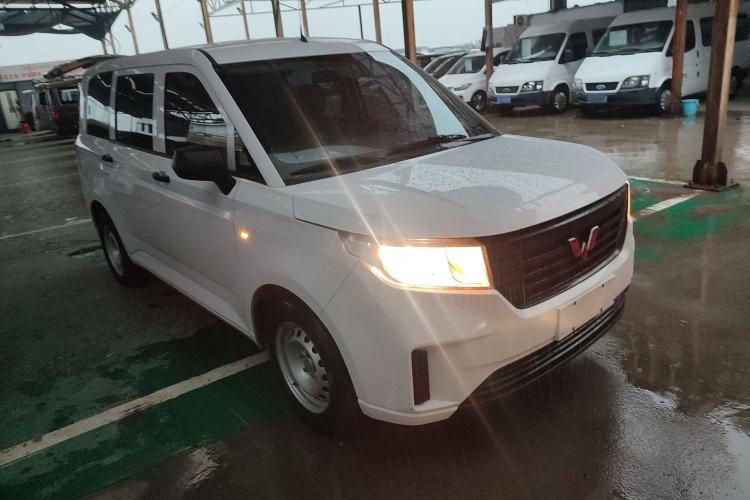 Used Wuling Hongguang PLUS 2020 1.5L Manual Standard Edition 5 Seats Exterior 2