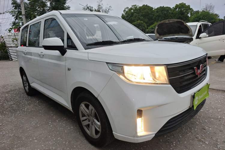 Used Wuling Hongguang PLUS 2020 1.5L Manual Comfort 7-Seater Front Right 45 Deg