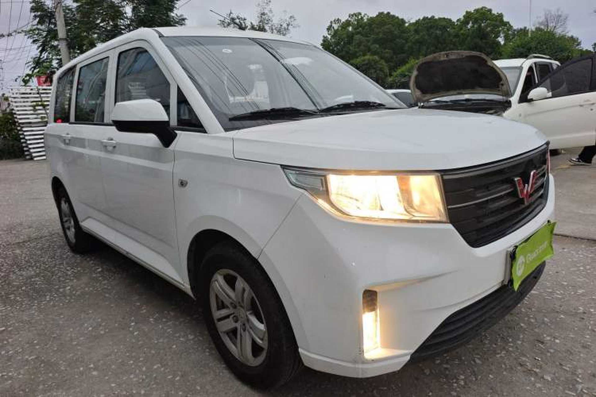 Used Wuling Hongguang PLUS 2020 1.5L Manual Comfort 7-Seater Front Right 45 Deg