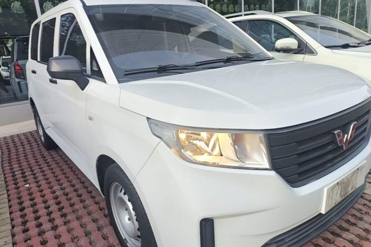 Used Wuling Hongguang PLUS 2020 1.5L Manual Standard Edition 5 Seats Front Right 45 Deg