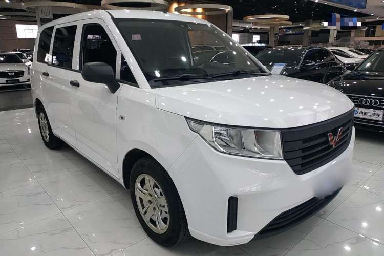 Used Wuling Hongguang PLUS 2020 1.5L Manual Standard Edition 7-Seater Front Right 45 Deg