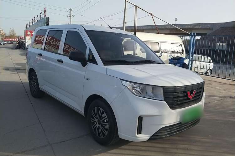Used Wuling Hongguang PLUS 2020 1.5L Manual Standard Edition 7-Seater Front Right 45 Deg