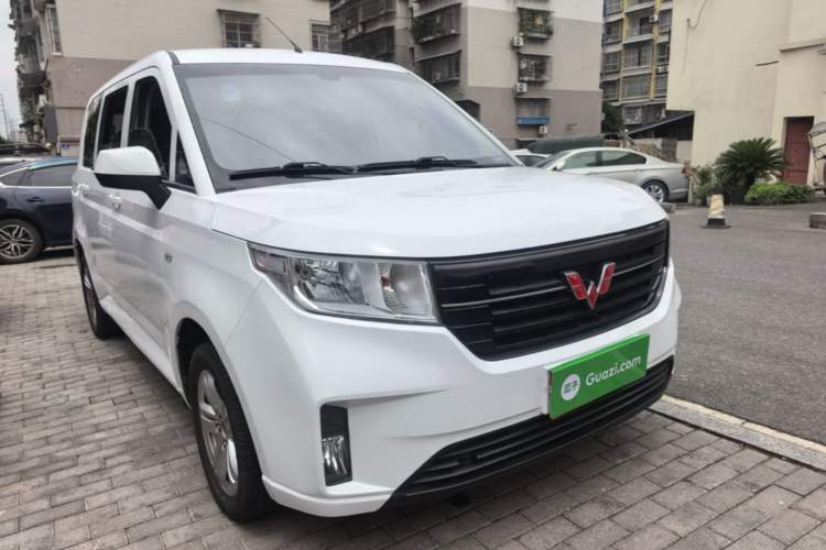 Used Wuling Hongguang PLUS 2020 1.5L Manual Comfort 7-Seater Front Right 45 Deg