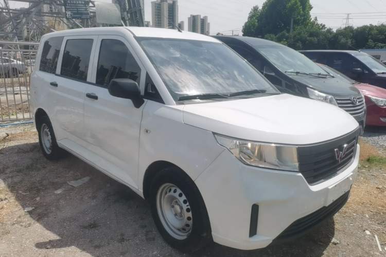 Used Wuling Hongguang PLUS 2020 1.5L Manual Standard Edition 5 Seats Front Right 45 Deg