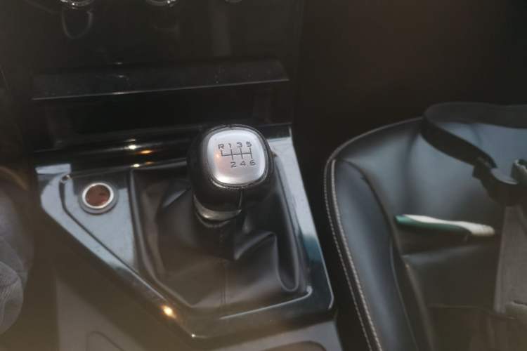 Used Wuling Hongguang PLUS 2020 1.5L Manual Comfort 7-Seater Gear Lever