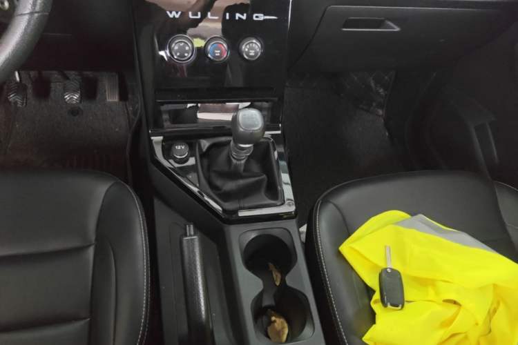 Used Wuling Hongguang PLUS 2020 1.5L Manual Comfort 7-Seater Gear Lever