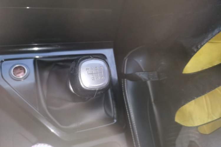 Used Wuling Hongguang PLUS 2020 1.5L Manual Comfort 7-Seater Gear Lever