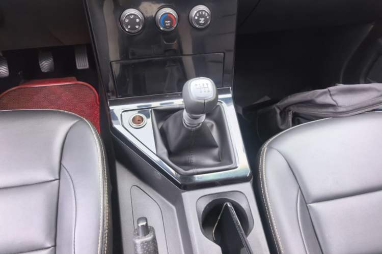 Used Wuling Hongguang PLUS 2020 1.5L Manual Comfort 7-Seater Gear Lever