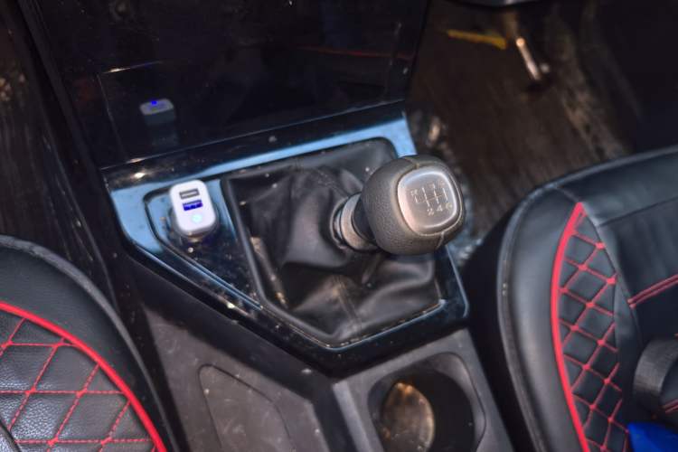 Used Wuling Hongguang PLUS 2020 1.5L Manual Comfort 7-Seater Gear Lever