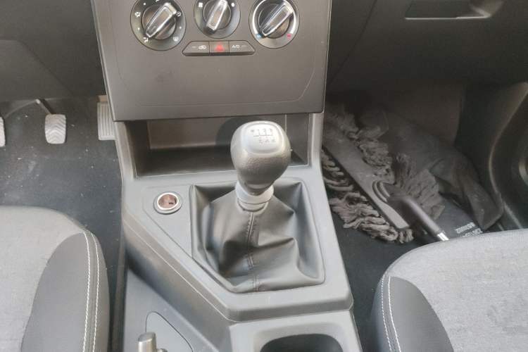 Used Wuling Hongguang PLUS 2020 1.5L Manual Standard Edition 5 Seats Gear Lever