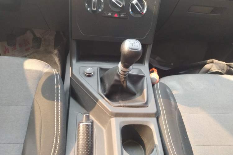 Used Wuling Hongguang PLUS 2020 1.5L Manual Standard Edition 7-Seater Gear Lever