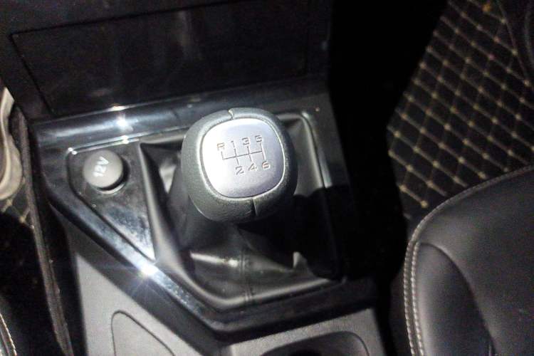 Used Wuling Hongguang PLUS 2020 1.5L Manual Comfort 7-Seater Gear Lever
