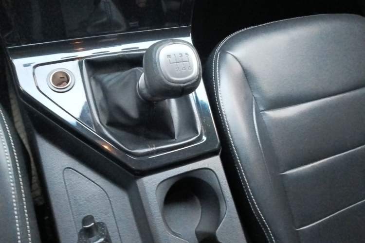 Used Wuling Hongguang PLUS 2020 1.5L Manual Comfort 7-Seater Gear Lever