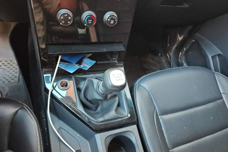 Used Wuling Hongguang PLUS 2020 1.5L Manual Comfort 7-Seater Gear Lever