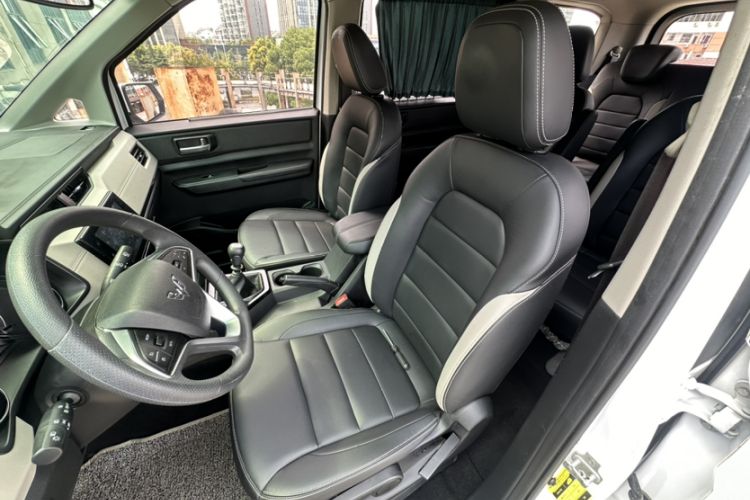 Used Wuling Hongguang PLUS 2020 1.5T Manual Commercial Vehicle 7 Seats Interior 1
