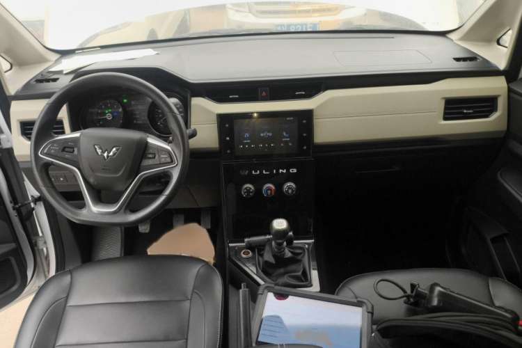 Used Wuling Hongguang PLUS 2020 1.5L Manual Comfort 7-Seater Interior 1