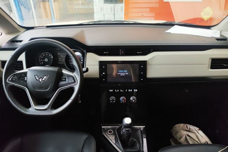 Used Wuling Hongguang PLUS 2020 1.5L Manual Comfort 7-Seater Interior 1