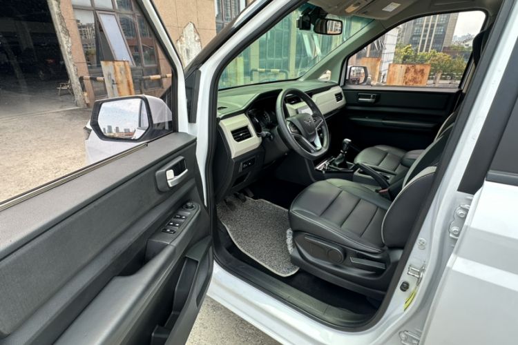 Used Wuling Hongguang PLUS 2020 1.5T Manual Commercial Vehicle 7 Seats Interior 12