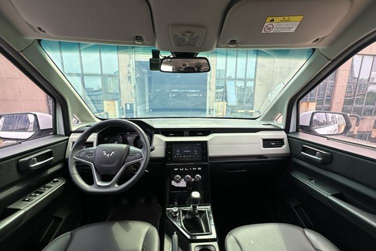 Used Wuling Hongguang PLUS 2020 1.5T Manual Commercial Vehicle 7 Seats Interior 13