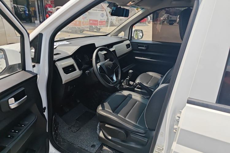 Used Wuling Hongguang PLUS 2020 1.5L Manual Comfort 7-Seater Interior 2