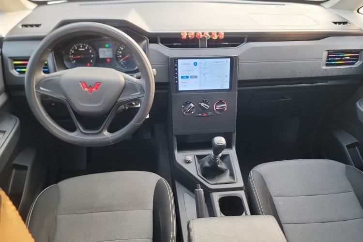 Used Wuling Hongguang PLUS 2020 1.5L Manual Standard Edition 7-Seater Interior 2