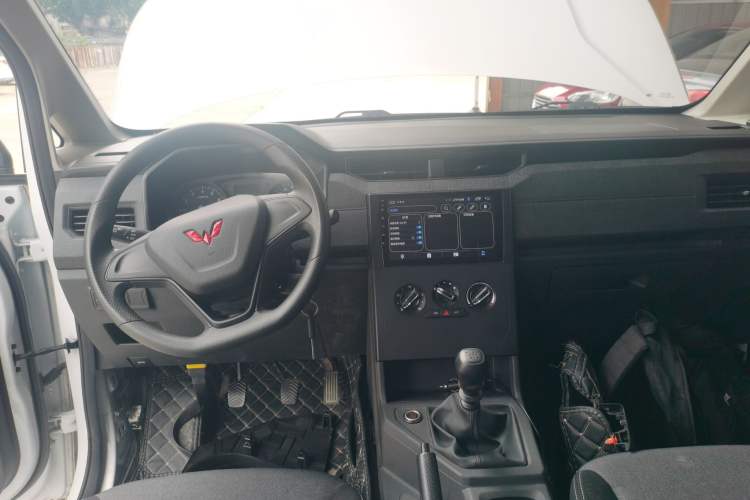 Used Wuling Hongguang PLUS 2020 1.5L Manual Standard Edition 5 Seats Interior 2
