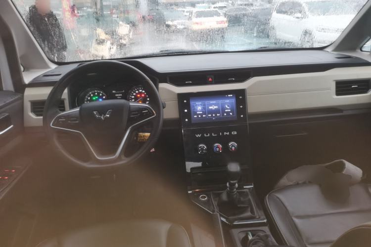 Used Wuling Hongguang PLUS 2020 1.5L Manual Comfort 7-Seater Interior 2