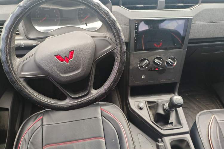 Used Wuling Hongguang PLUS 2020 1.5L Manual Standard Edition 5 Seats Interior 2