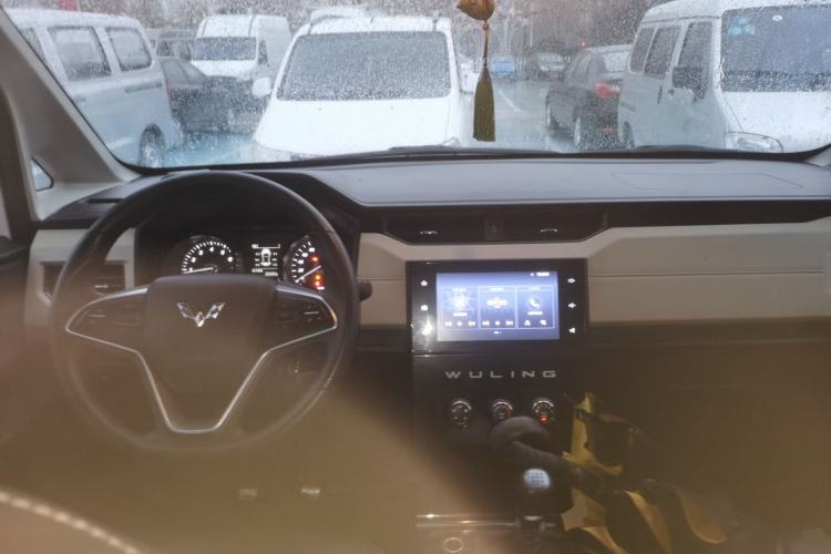 Used Wuling Hongguang PLUS 2020 1.5L Manual Comfort 7-Seater Interior 2